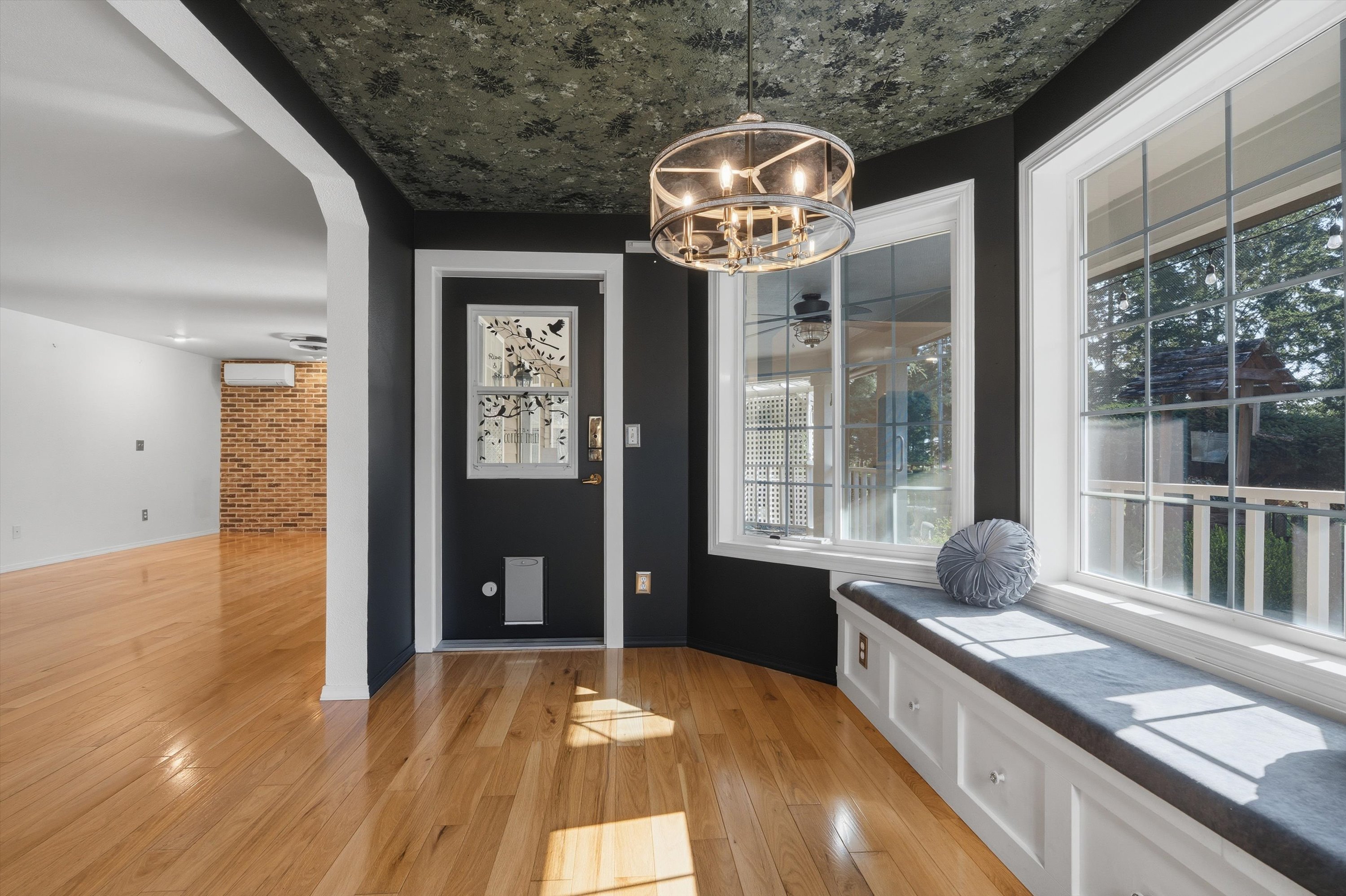 Entry Alcove — Window Seat